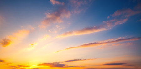 夕焼けや夜明けの空で、夕方や朝に劇的な雲を突き破る太陽の光